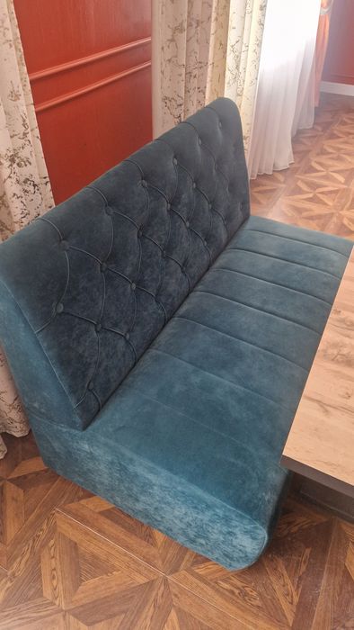 Продам стол для столовой и кафе и диван