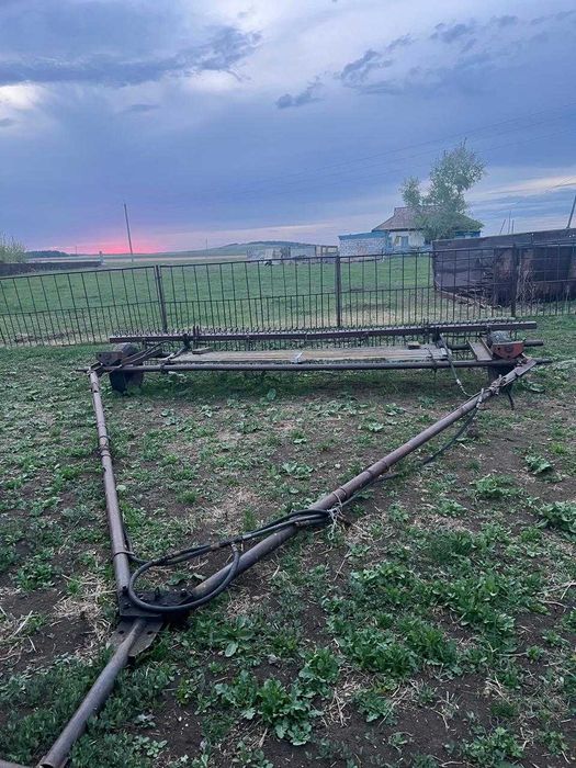 Продам две тележки, косилка, грабли,