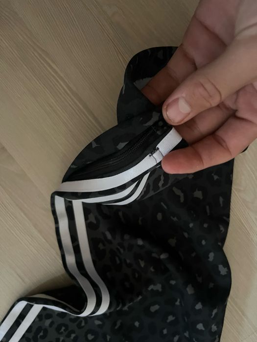 Vand pantaloni adidias