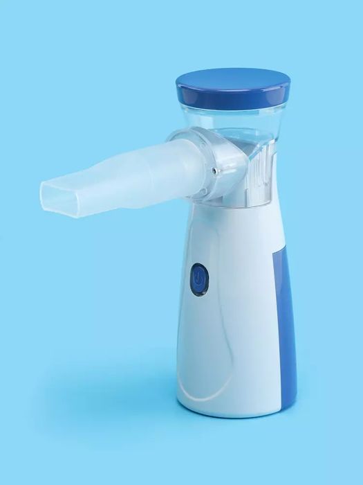 Nebulizer inhaleri tarmoqdan ham, adapter orqali ham, ikkita barmoq ba
