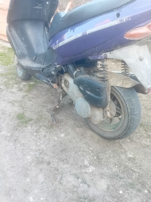 Vând aprilia leonard 150