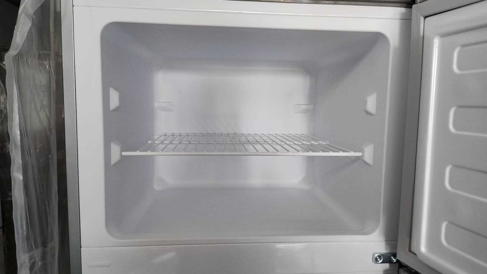 Чисто нов Комбиниран Хладилник с фризер-Горна камера Whirlpool 175 см 307 литра