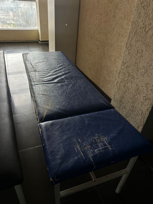 Продам две кушетки и кресло