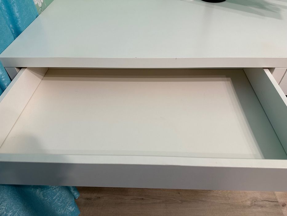 Бяло бюро от ИКЕА и стойка за монитор/ лаптоп