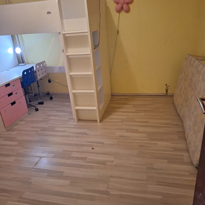 Легло с гардероб и бюро.