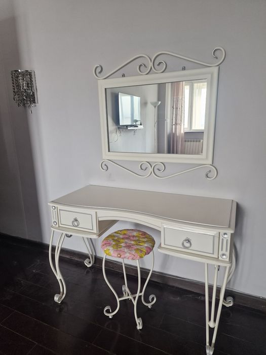 Консоль с зеркалом