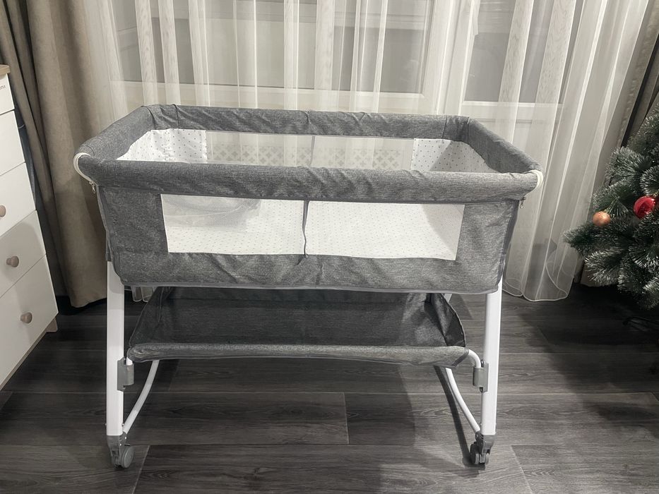 Детская кроватка с регулеровкой.