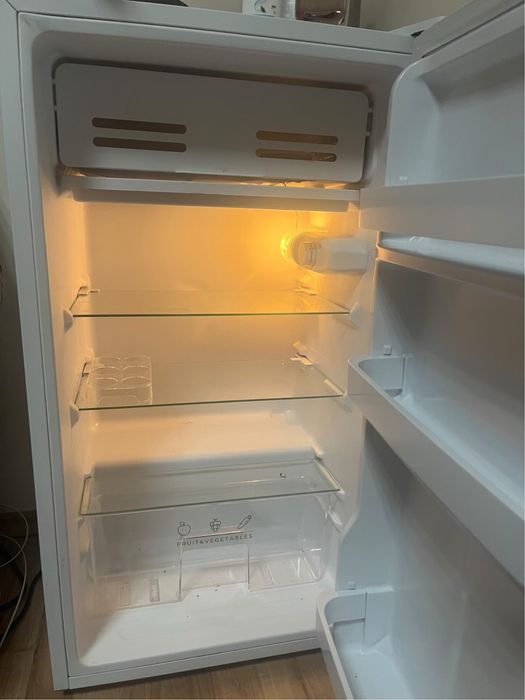 Продавам мини хладилник Tesla RS0903M1