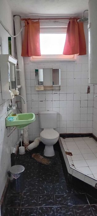 Самостоятелен  първи етаж от масивна  къща с магазин