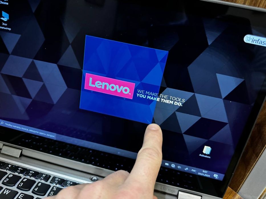 LENOVO YOGA L13

13.3” FullHD IPS Touchscreen 
CORE i5-10310U
8GB / 25