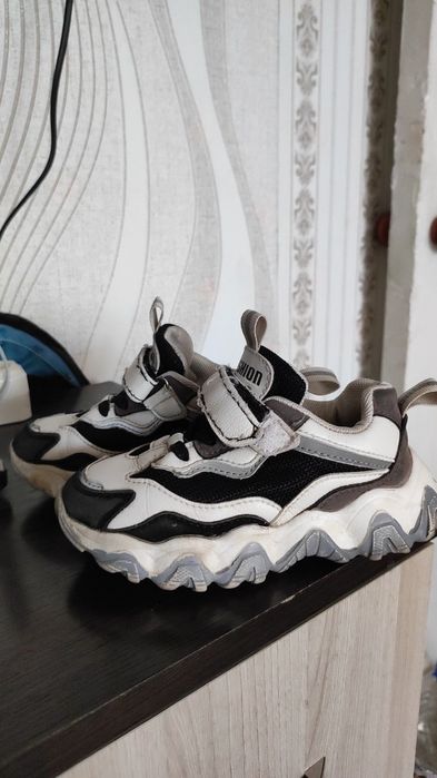 Продам  кроссовки утепленные , кроссовки