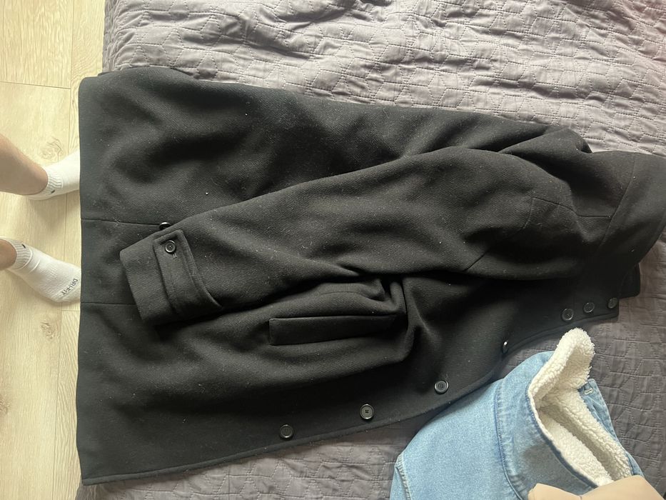 Мъжко палто носено един сезон. Причината е че ми е малко , то е Slim fit L размер.