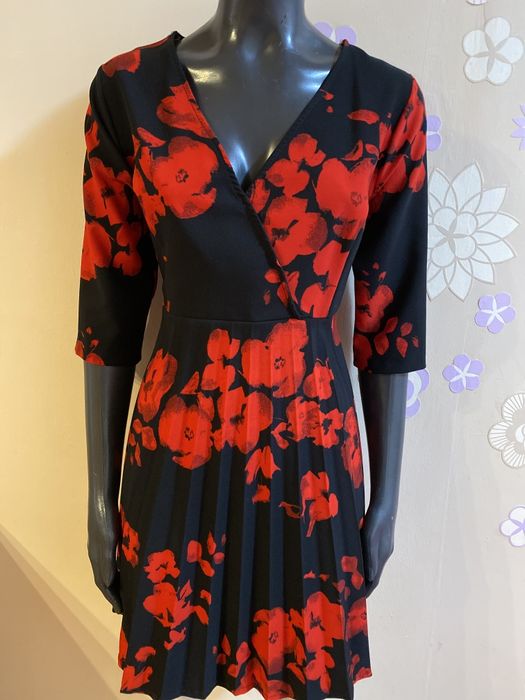 Дамска черна  чрокля на червени цветя