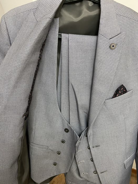 Продам костюм тройка