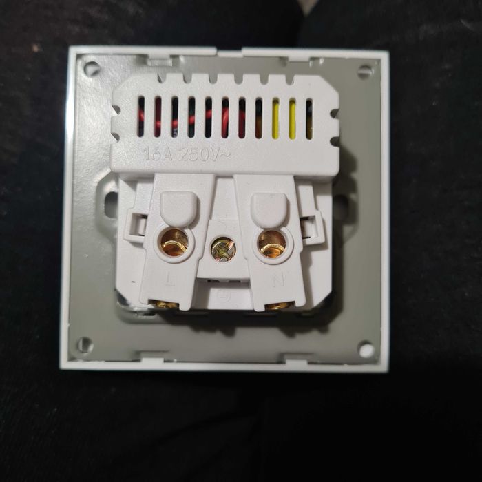 Розетка универсальная с USB входом