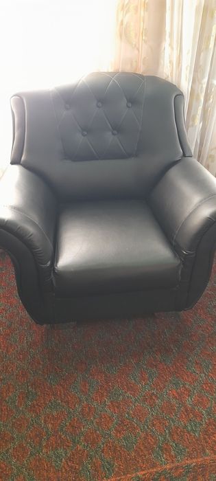 Kreslo divan yahshi xolatda