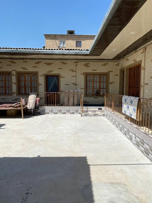 Yangiyo'lda 5,5 sotix 6 xonali uy sotiladi