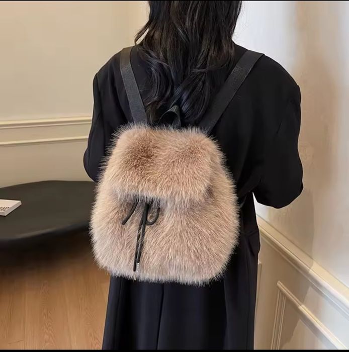 Кокетна дамска раница.