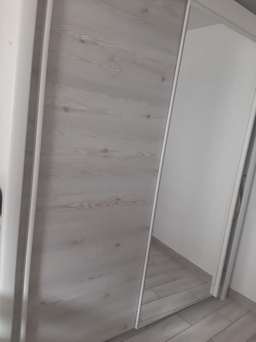 Vând șifonier uși glisante