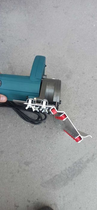 Машина за рязане на плочки или дървен материал под ъгъл 45 градуса