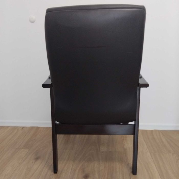 Scaune comode, piele ecologica neagra.