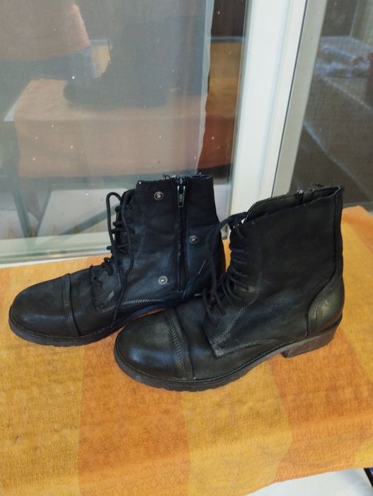 Дамски боти, номер 38, цена 30 лева.