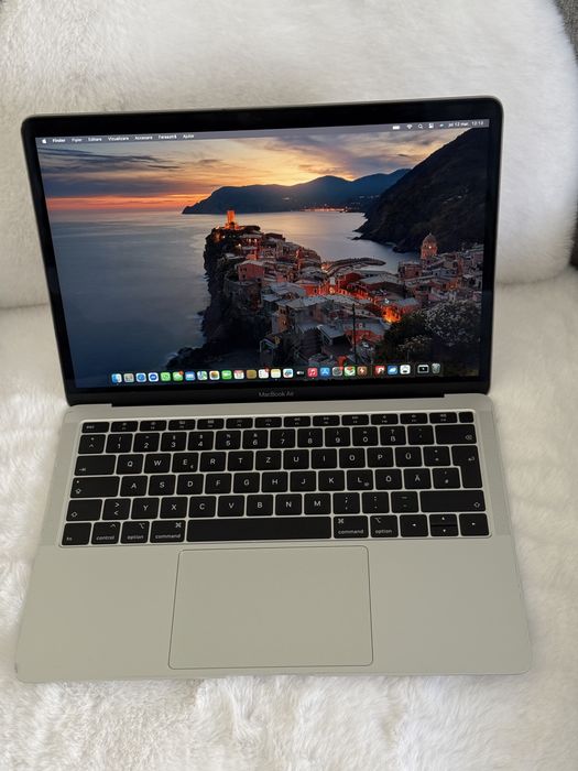 Apple MacBook Air 13”- Retina - 2019  i5, 8Gb ram, 128gb ssd.