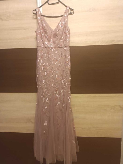 Продавам официална рокля