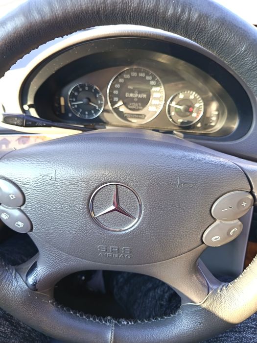 Vând Mercedes E 220