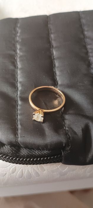 Кольцо с бриллиантом