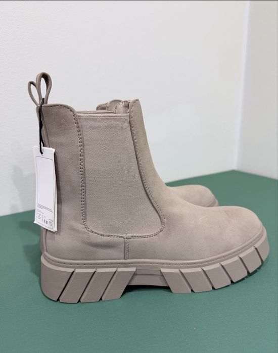 Велурени боти с ниска подметка