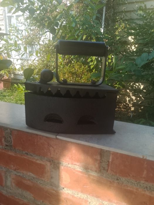 Mașină de calcat veche