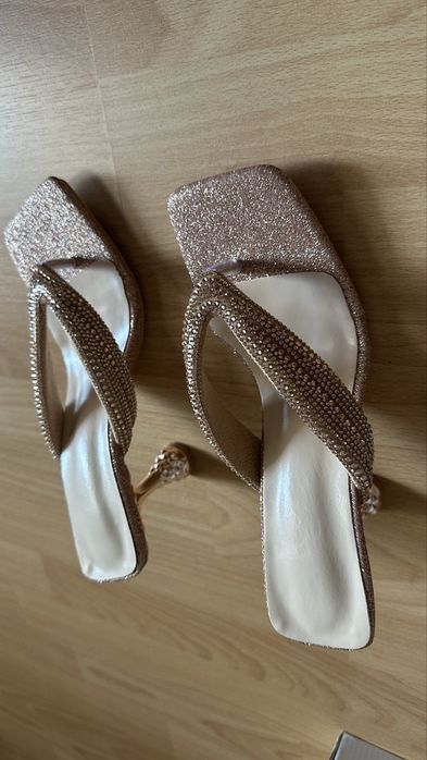 Продам шикарные босоножки