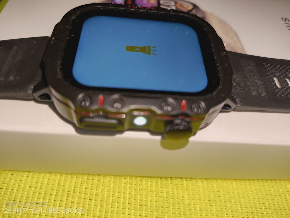 Smartwatch cu lanternă