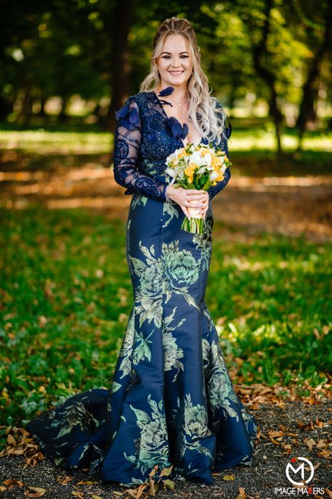 Vând rochita din dantelă și cu trena