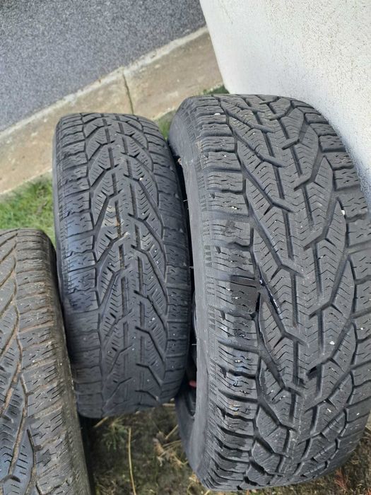 Vând cauciucuri de iarnă  cu jante