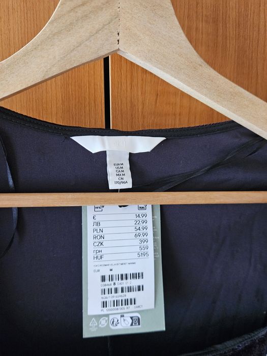 Rochie neagră cu pietricele
