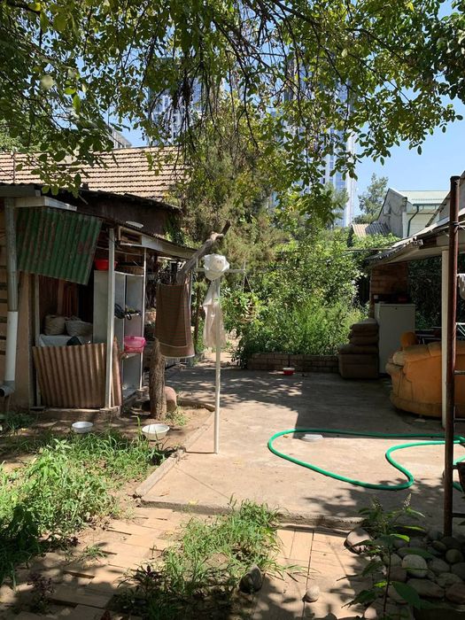 Мирзо-Улугбекский р-н. Участок 6,5-соток. Вдоль дороги! Фасад 14м.