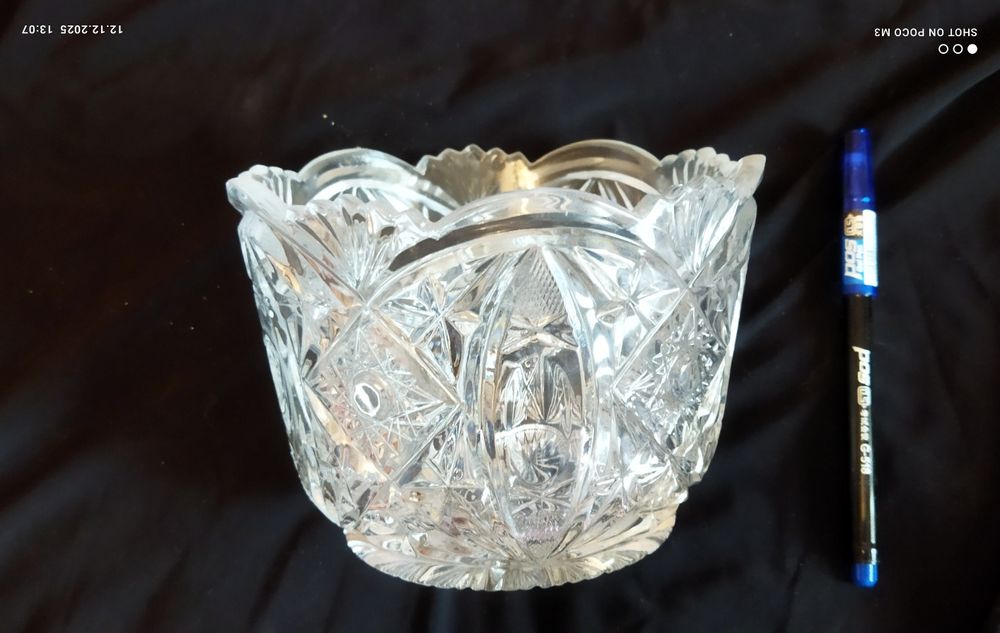 Продаются хрустальные вазы количество 3 штуки