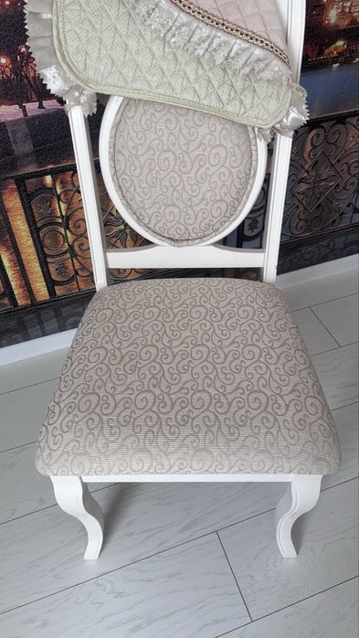 Стол и стулья для гостиной