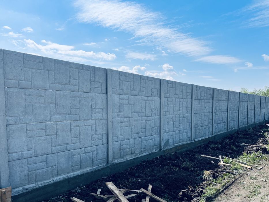 Garduri din stâlpi și placi beton de vânzare