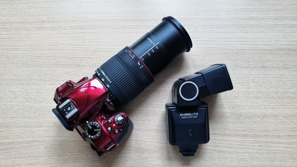 DSLR Nikon D3300 + Obiectiv Sigma DG 28-300mm cu Defecte + Blitz Bun