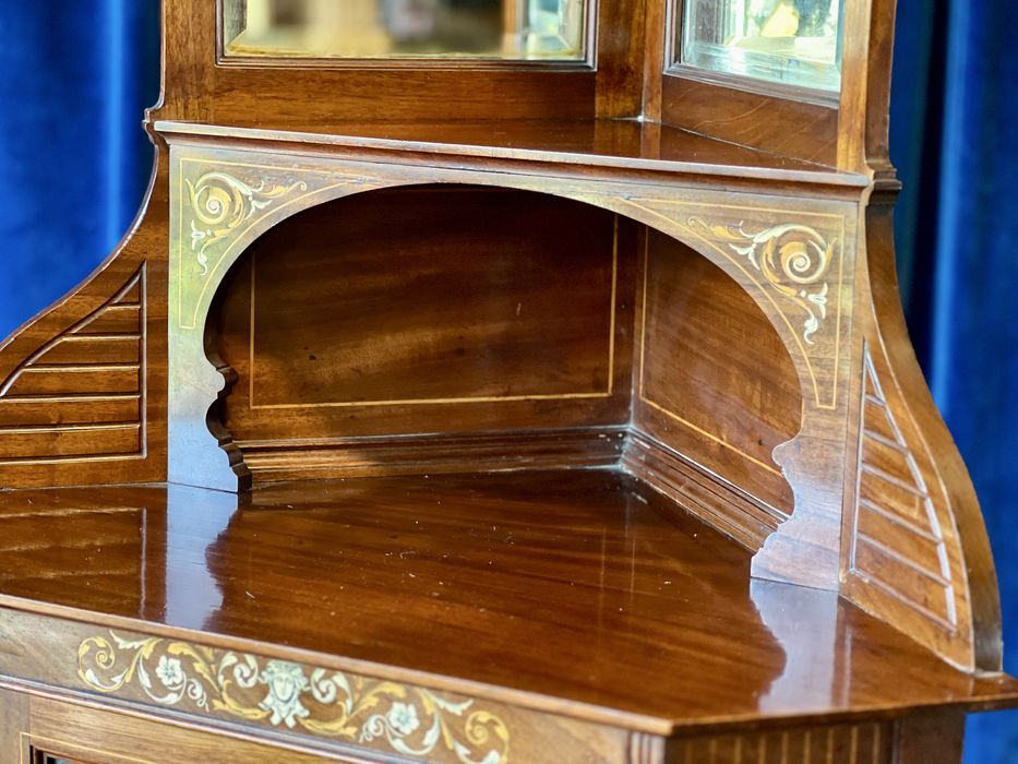 Colțar vitrină din lemn masiv, piesă de mobilier de epocă, datând din secolul XIX