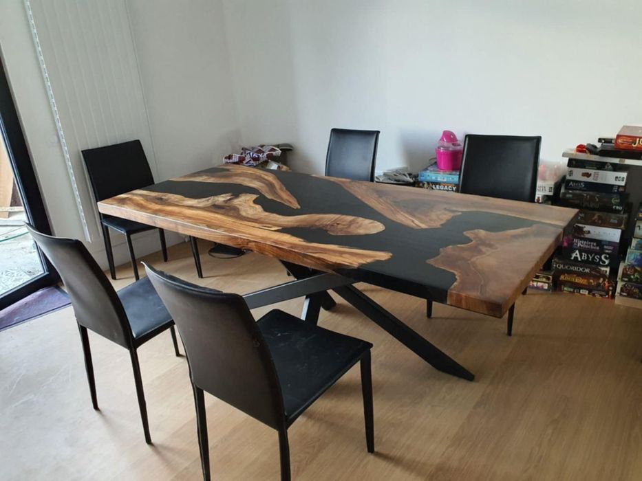 Трапезни, кафе маси и плотове от масивна дървесина и епоксидна смола