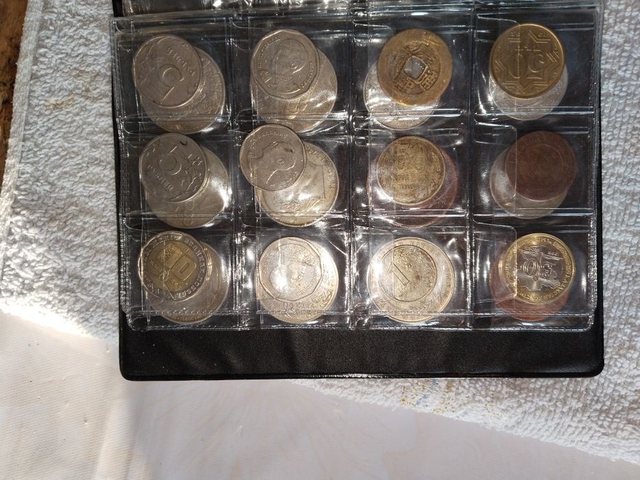 Манеты разные есть и царские