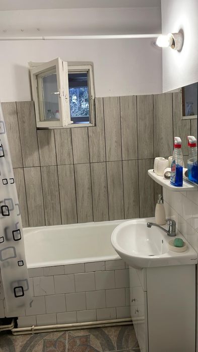 Închiriez apartament pe bulevardul Unirii