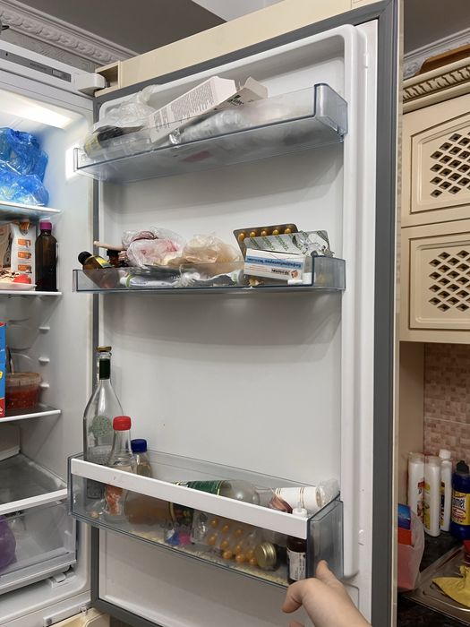 Холодильник б/у работает отлично посец день пользуемся