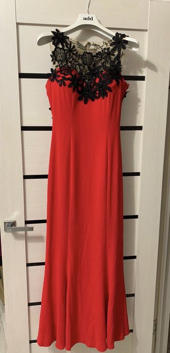 Длинное красное вечернее платье