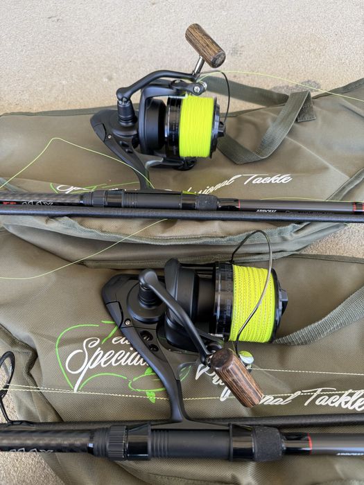 Set 2 lansete pentru crap, arow f5 max 390 cu mulinete okuma costum black CB-80