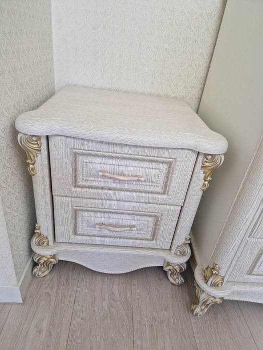 Продам комод с зеркалом и тумбочкой